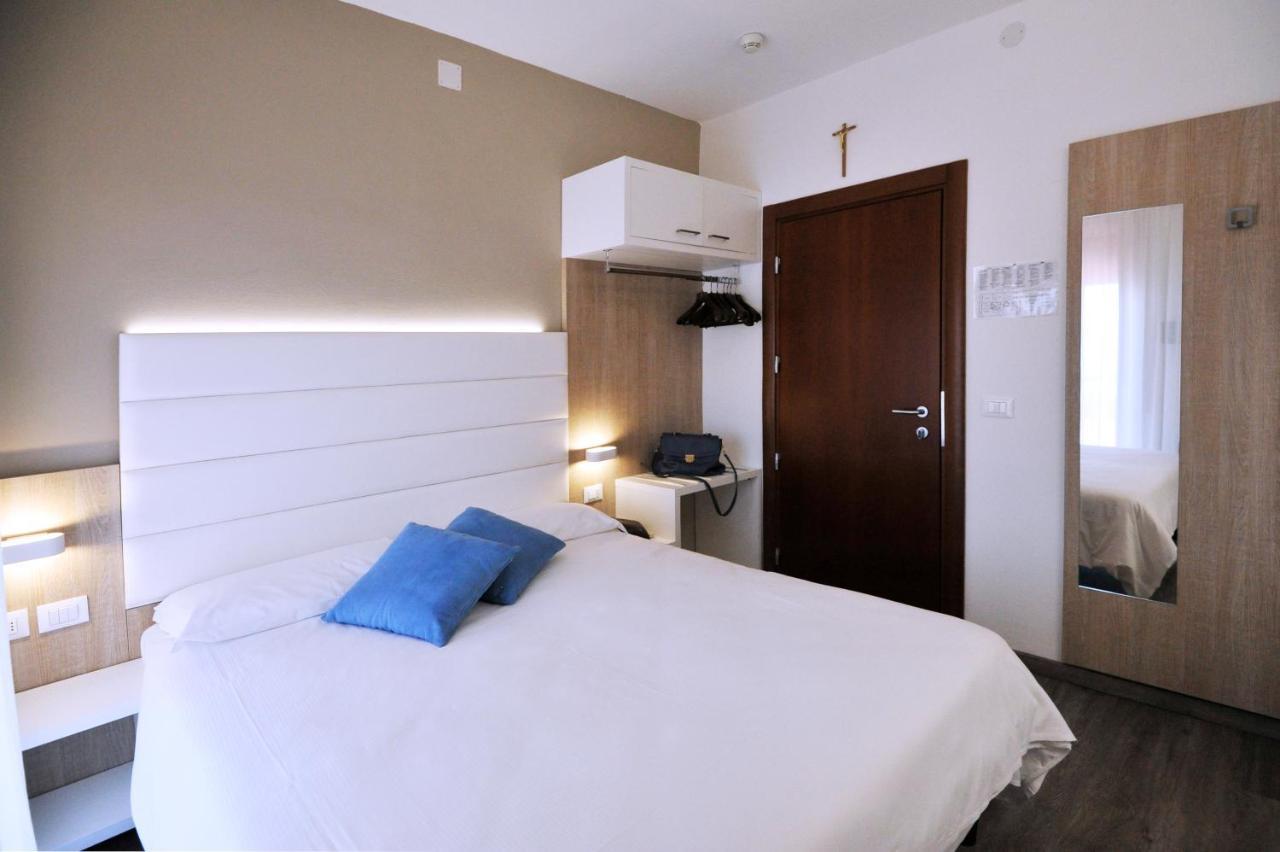 Hotel Etna Каорле Екстериор снимка