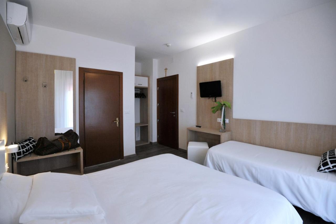 Hotel Etna Каорле Екстериор снимка