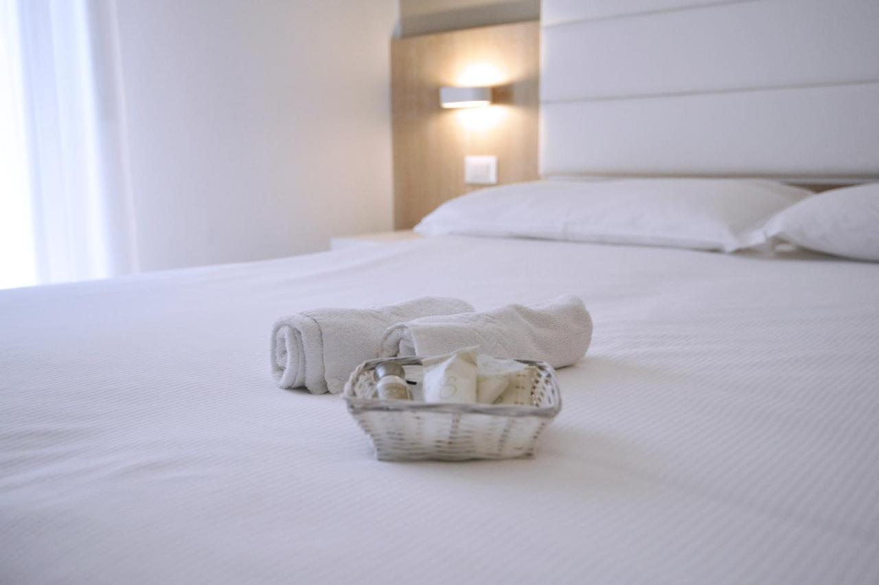 Hotel Etna Каорле Екстериор снимка