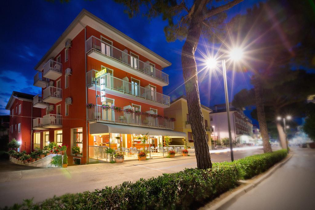Hotel Etna Каорле Екстериор снимка