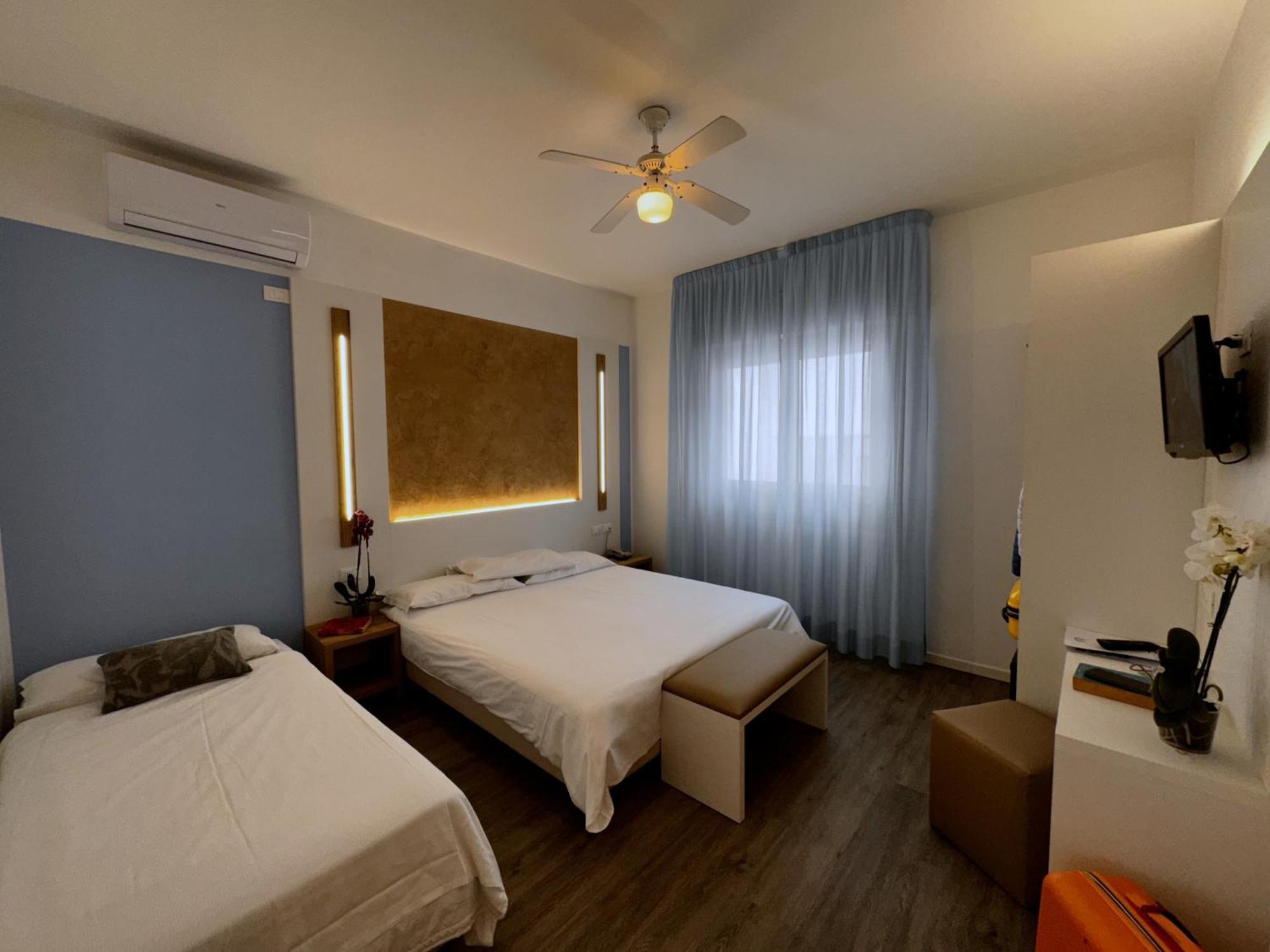Hotel Etna Каорле Екстериор снимка