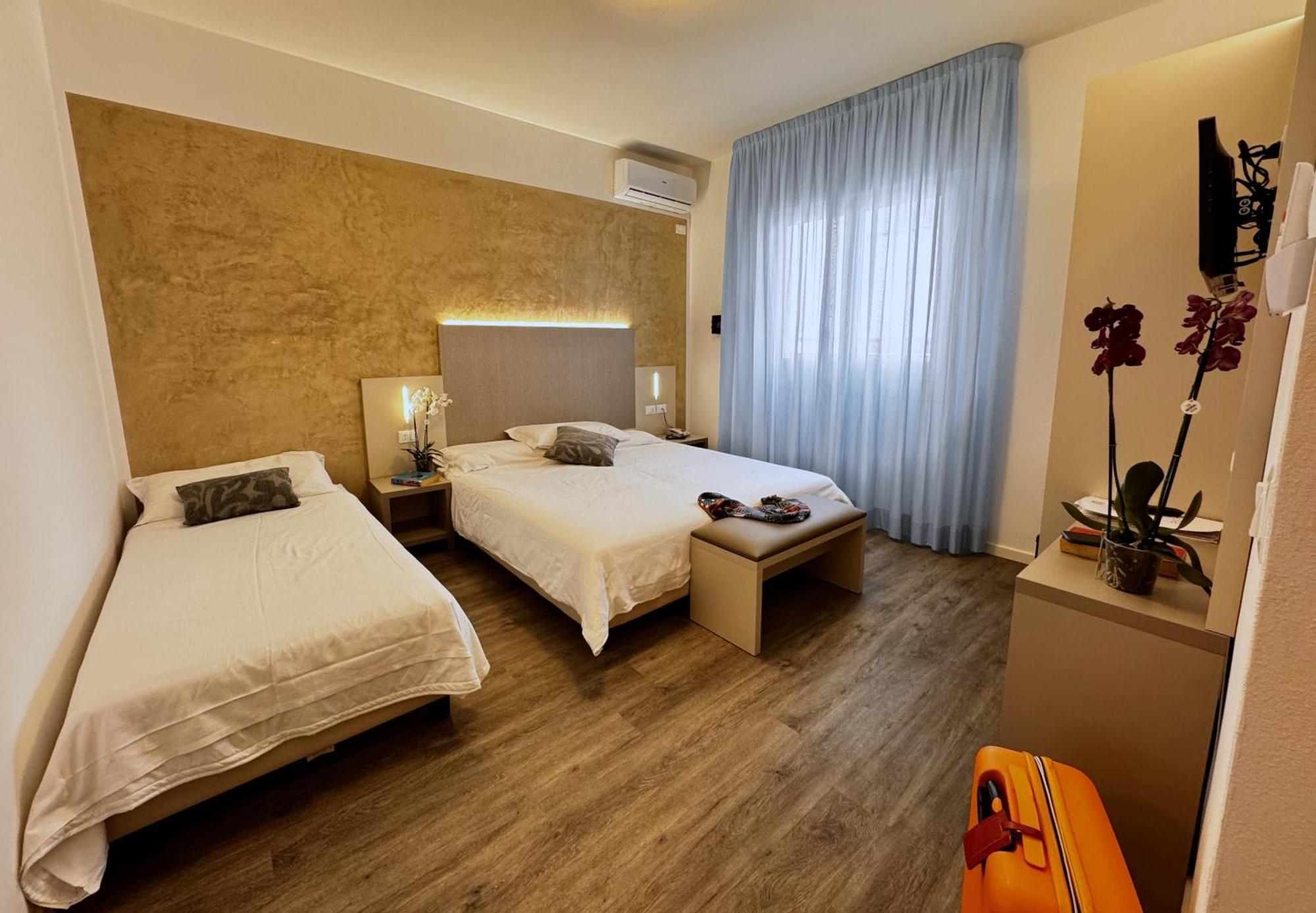 Hotel Etna Каорле Екстериор снимка
