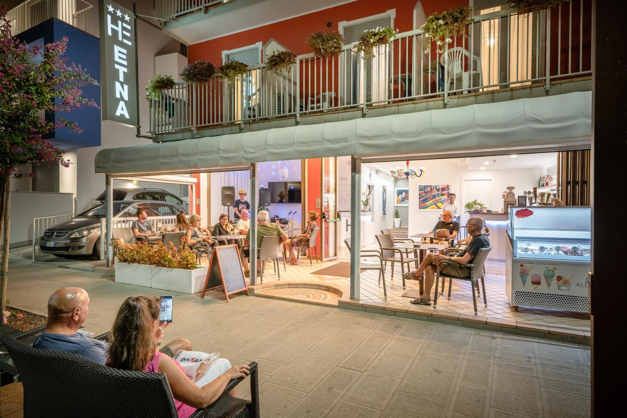 Hotel Etna Каорле Екстериор снимка