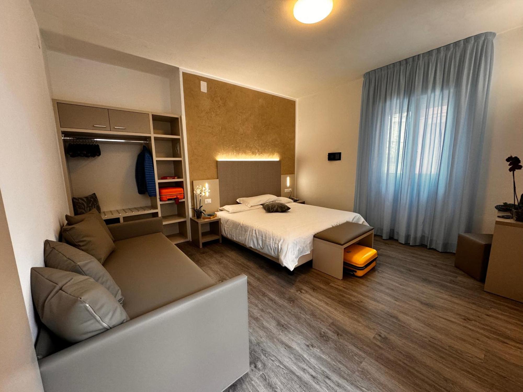 Hotel Etna Каорле Екстериор снимка