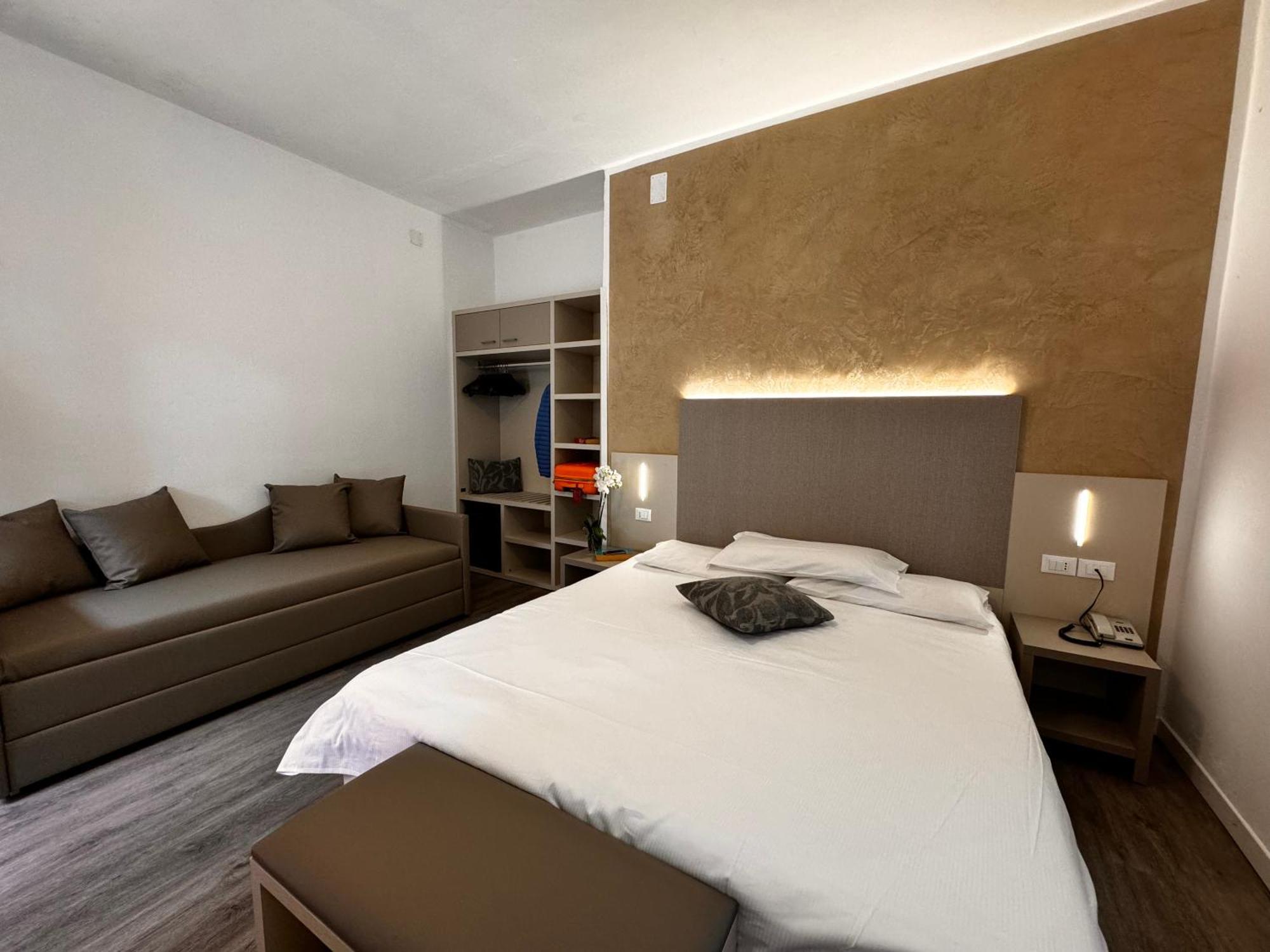 Hotel Etna Каорле Екстериор снимка