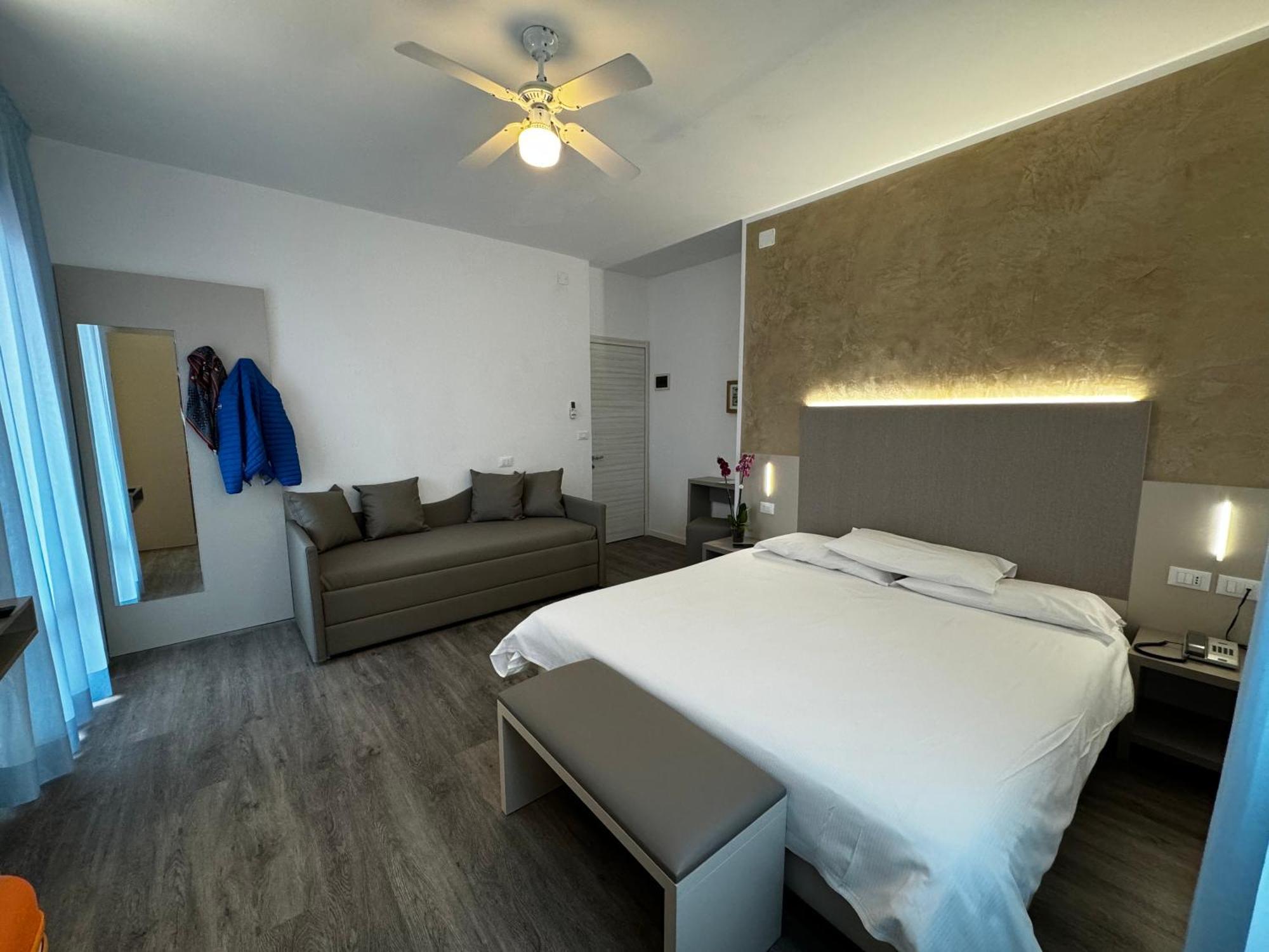 Hotel Etna Каорле Екстериор снимка