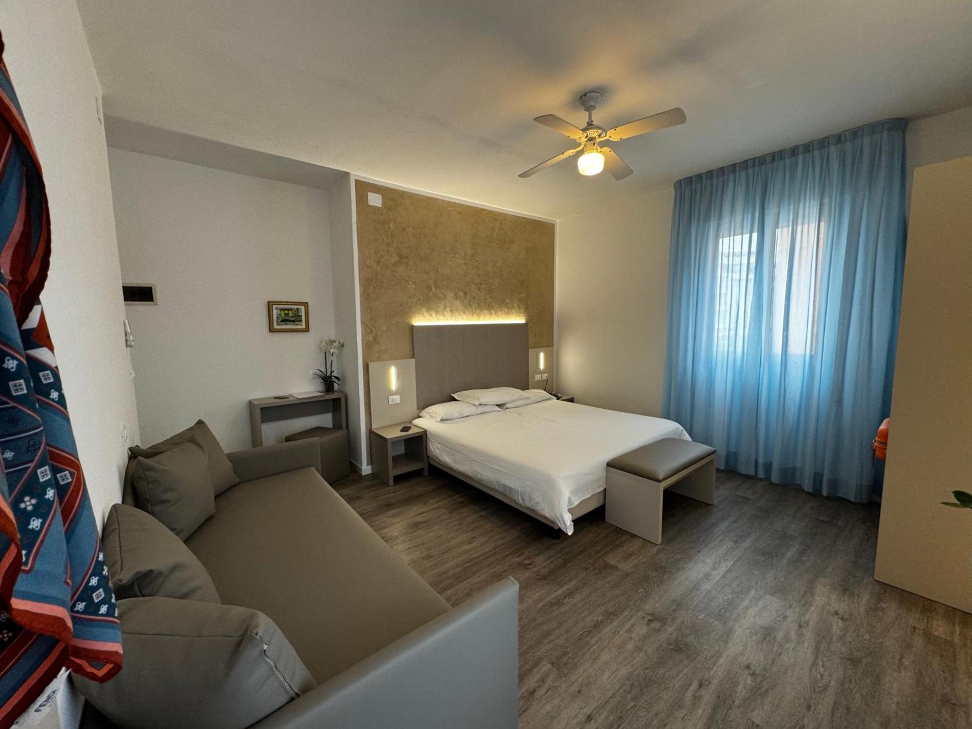 Hotel Etna Каорле Екстериор снимка